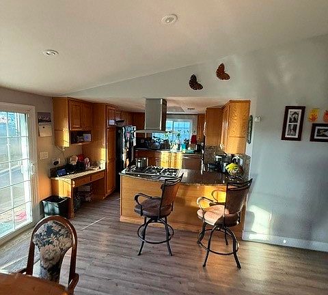 5th image of 121 E Chestnut Ave