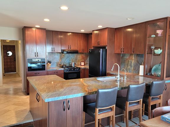 Large roomy kitchen. Cook with many friends or just enjoy the ocean view.