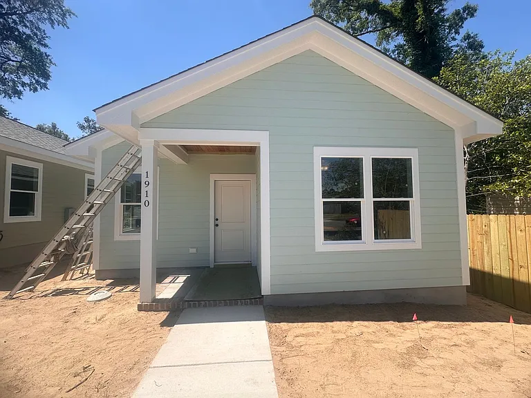 1910 Oak St — Photo 1