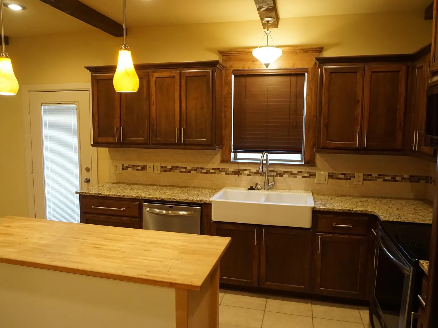 3 bed, 2.5 bath, 1800 sqft, $1,800 — Photo 4