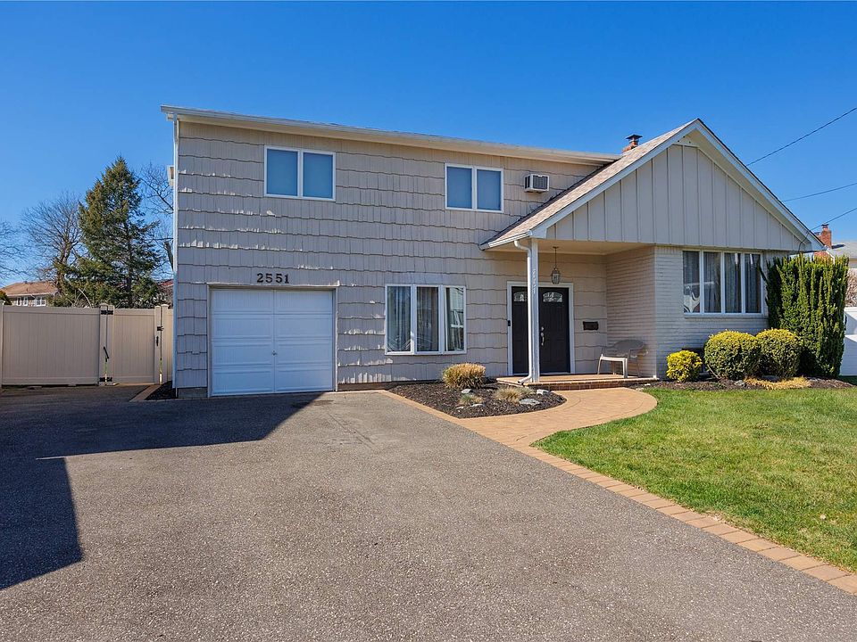 2nd image of 2551 Townhouse Cir