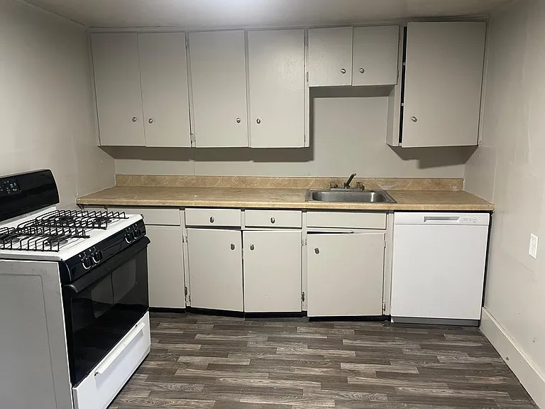 1111 Augusta Ave — Photo 3