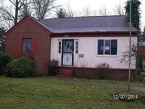 686 N Wooster Ave photo 1