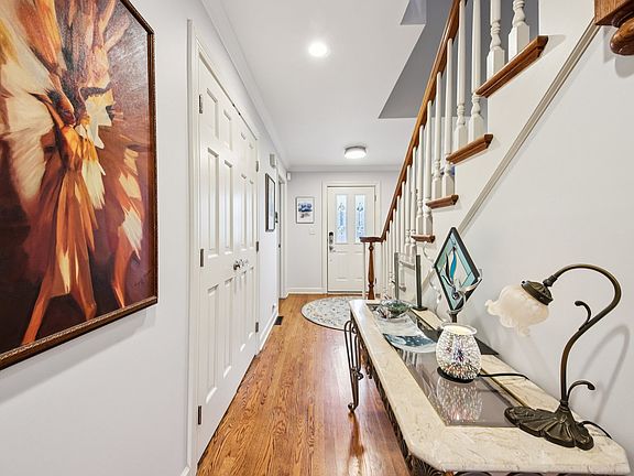 3rd image of 388 Narragansett Ct