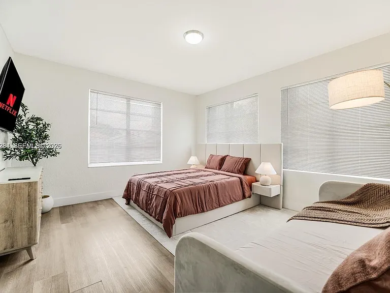 301 SW 10th Ave #4 — Photo 10