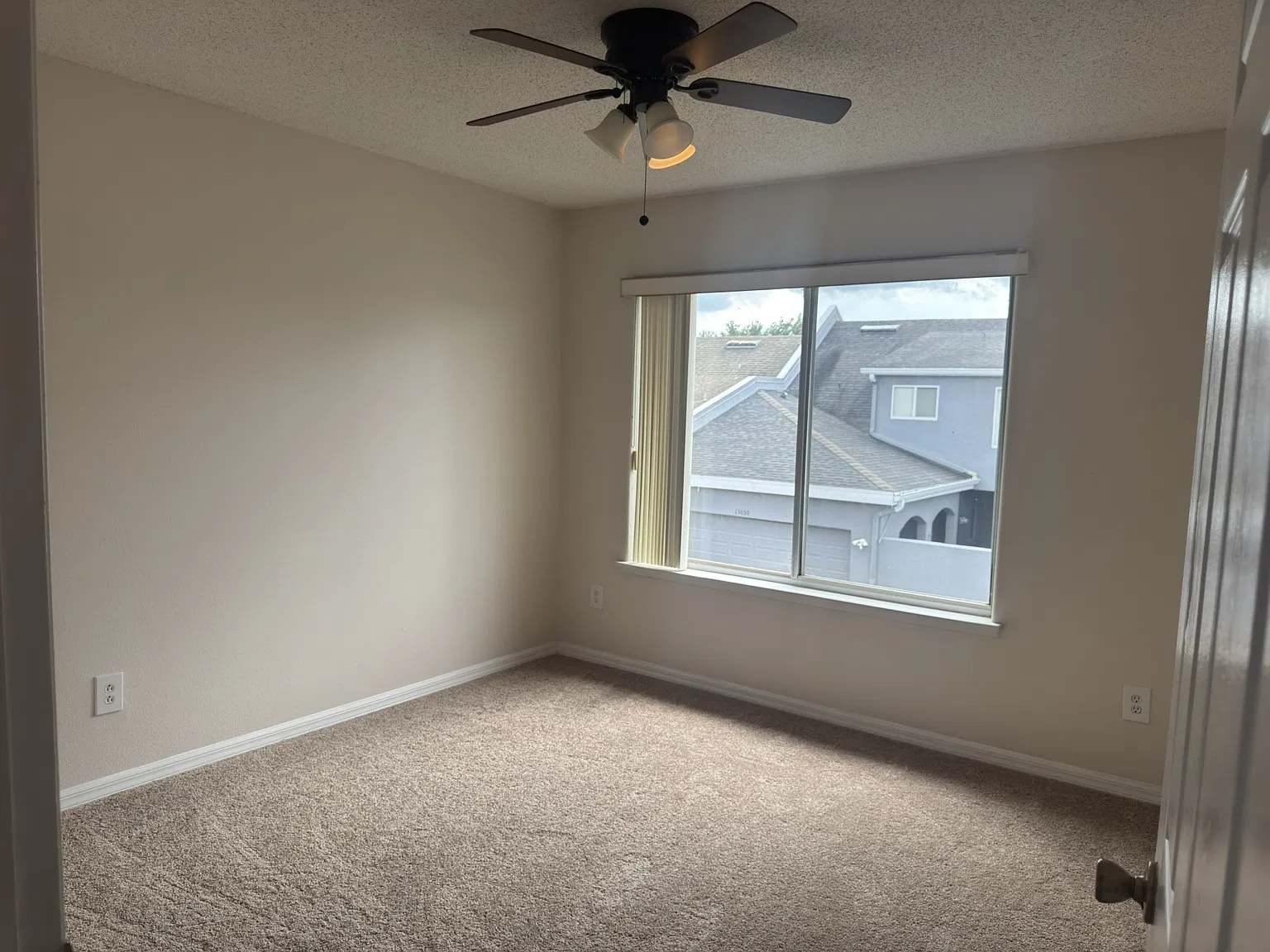 3 bed, 2.5 bath, 2266 sqft, $2,000 — Photo 2