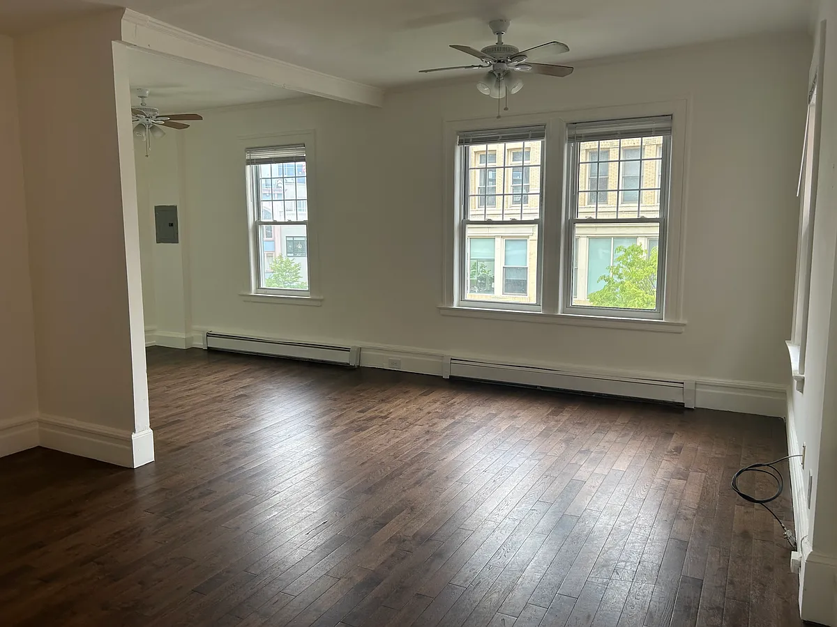 Building Photo - 513 Bangs Ave #4