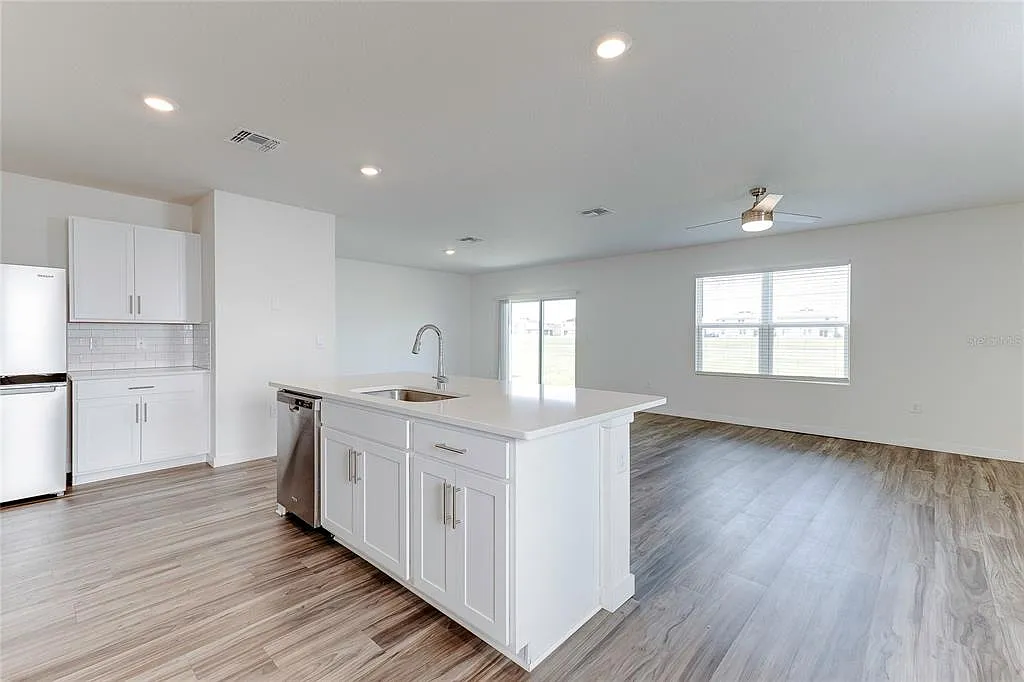 4 bed, 2.5 bath, 2260 sqft, $2,500 — Photo 4