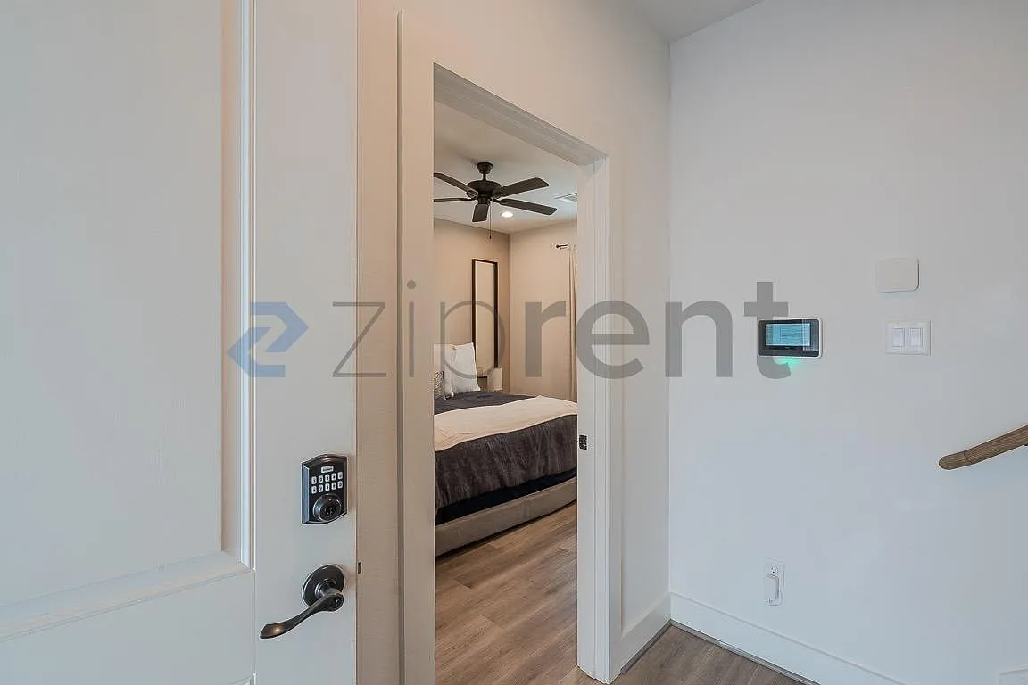 2 bed, 1045 sqft, $1,850 — Photo 4