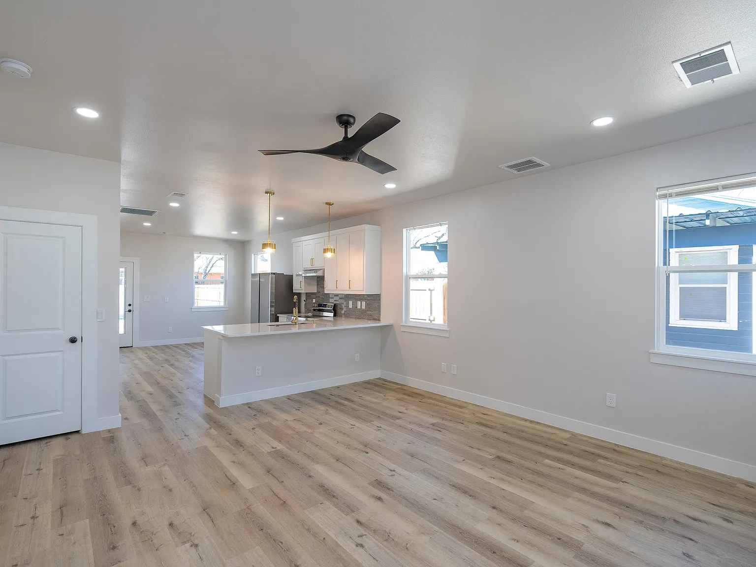 4 bed, 1600 sqft, $2,600 — Photo 3