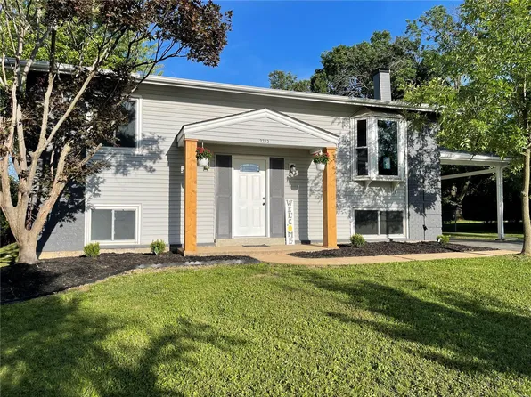 2232 Westglen Park Dr, Maryland Heights, MO 63043