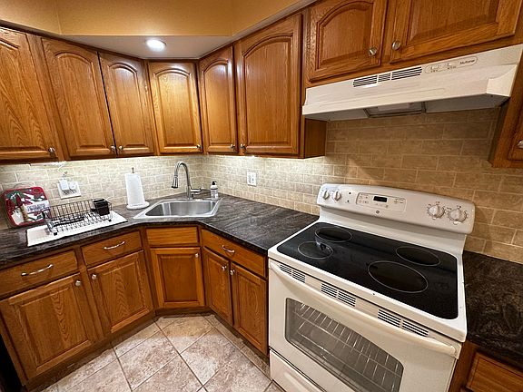2nd image of 14 Cross St #E