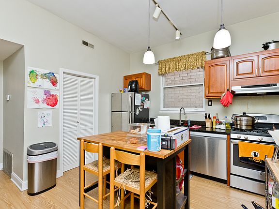 3rd image of 1120 W Wolfram St #1F