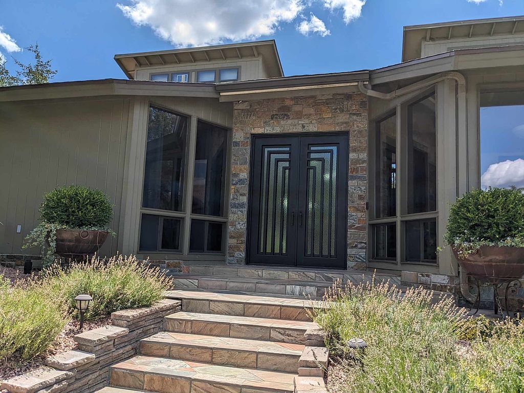 902 S Boulder Cir - Property Image