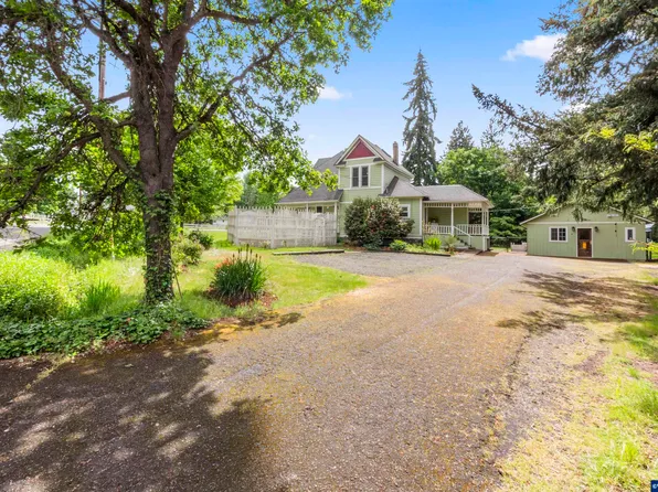 1067 Oak St, Silverton, OR 97381