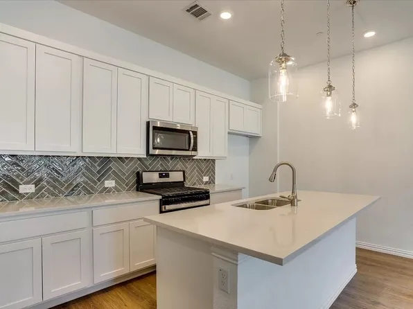 9935 Schramm St, Irving, TX 75063