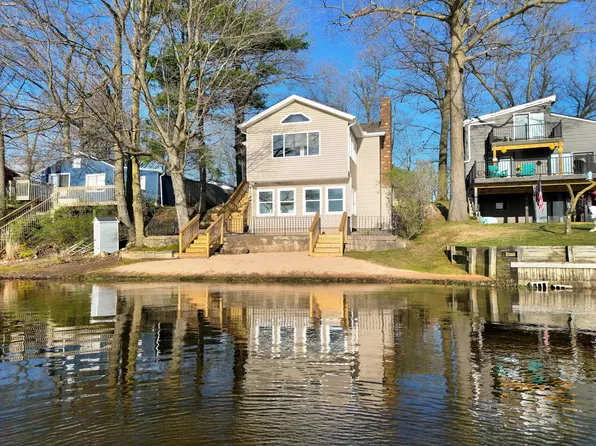 10463 Poplar Dr NE, Rockford, MI 49341