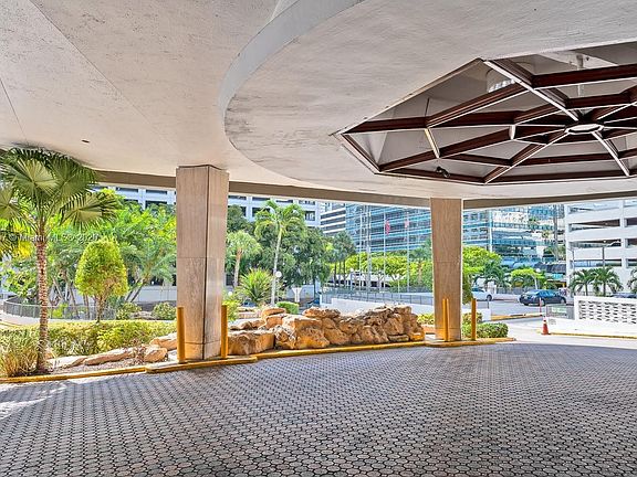 4th image of 825 Brickell Bay Dr #84I