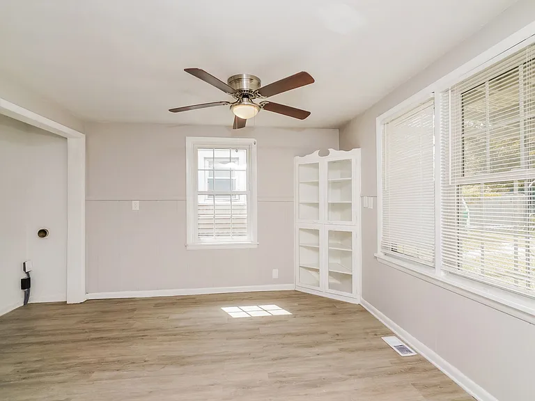 910892_019_living_room_13071845.jpg