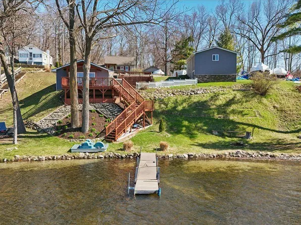1131 Lakeshore Dr, Columbiaville, MI 48421