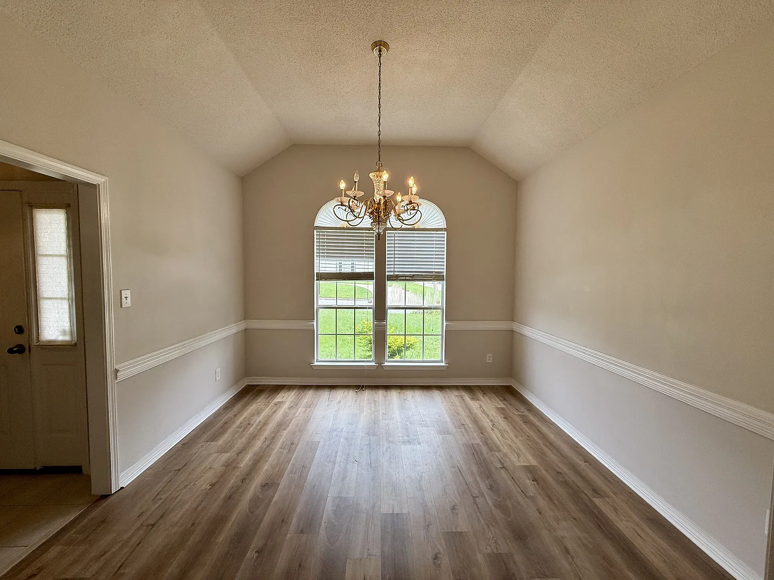 854 Louise Ave - 1 — Photo 4