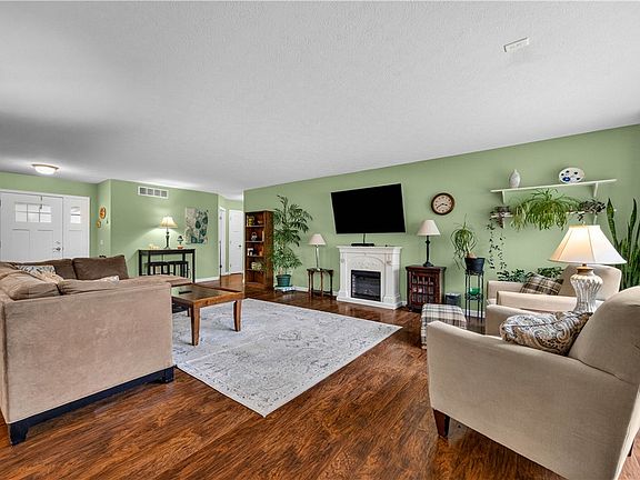 5th image of 360 Belmore Way