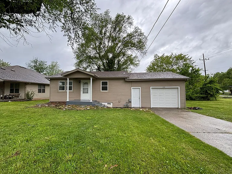 631 N Brown Ave — Photo 1
