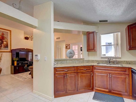 2nd image of 5221 Arbor Glen Cir