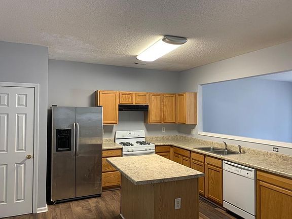 3rd image of 2755 Parkway Cv