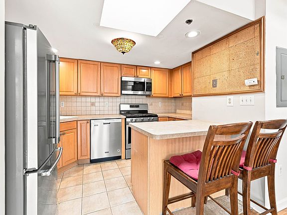 5th image of 727 Jefferson St APT 7