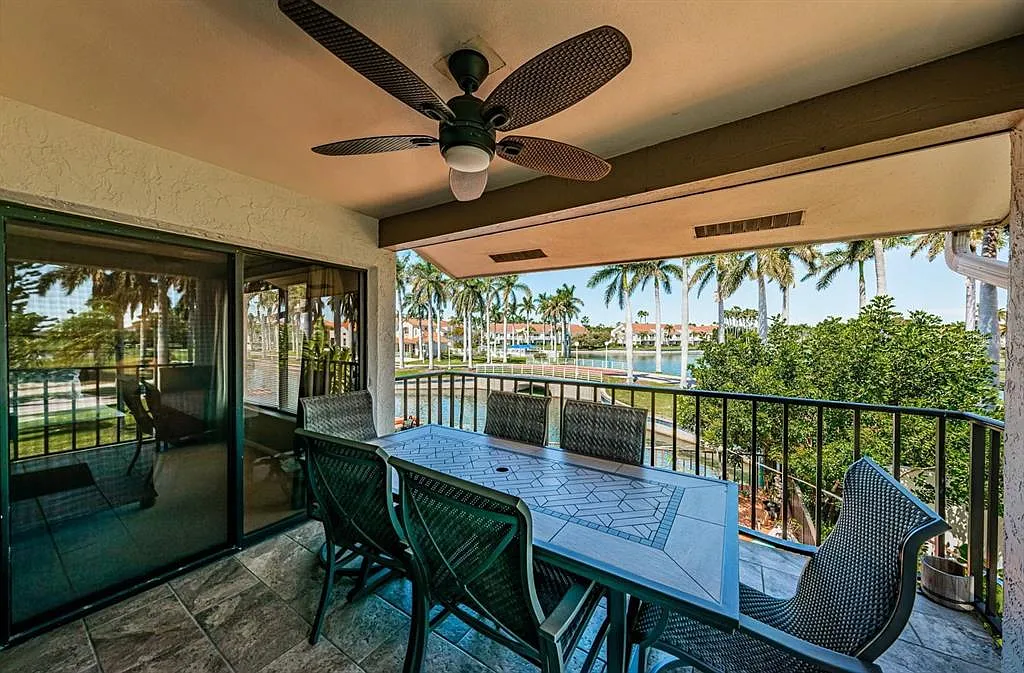2 bed, 2.0 bath, 915 sqft, $5,700 — Photo 3