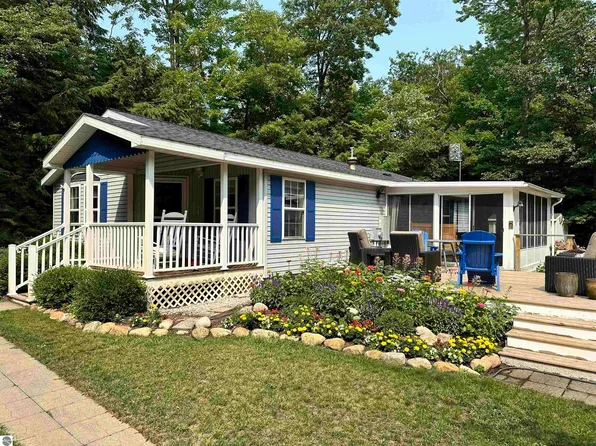 13372 N Knollwood Dr, Northport, MI 49670