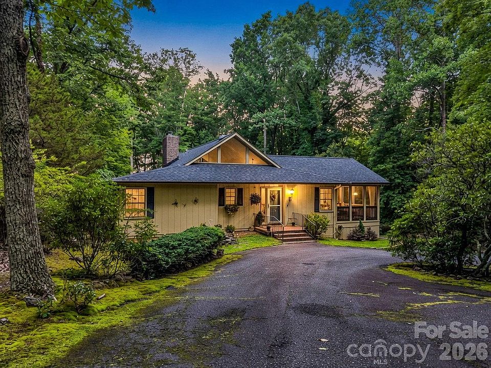 1st image of 390 Mountain Laurel Dr