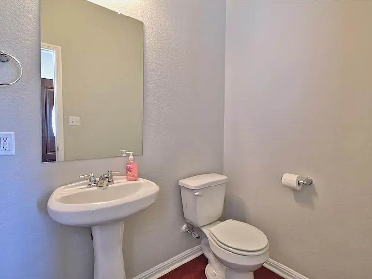 317 Clearlake Dr — Photo 5