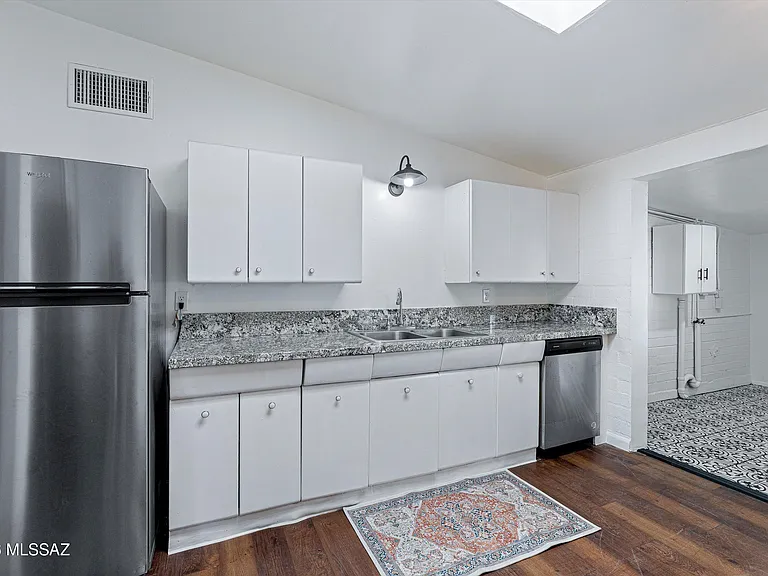 212 S Avenue C — Photo 8