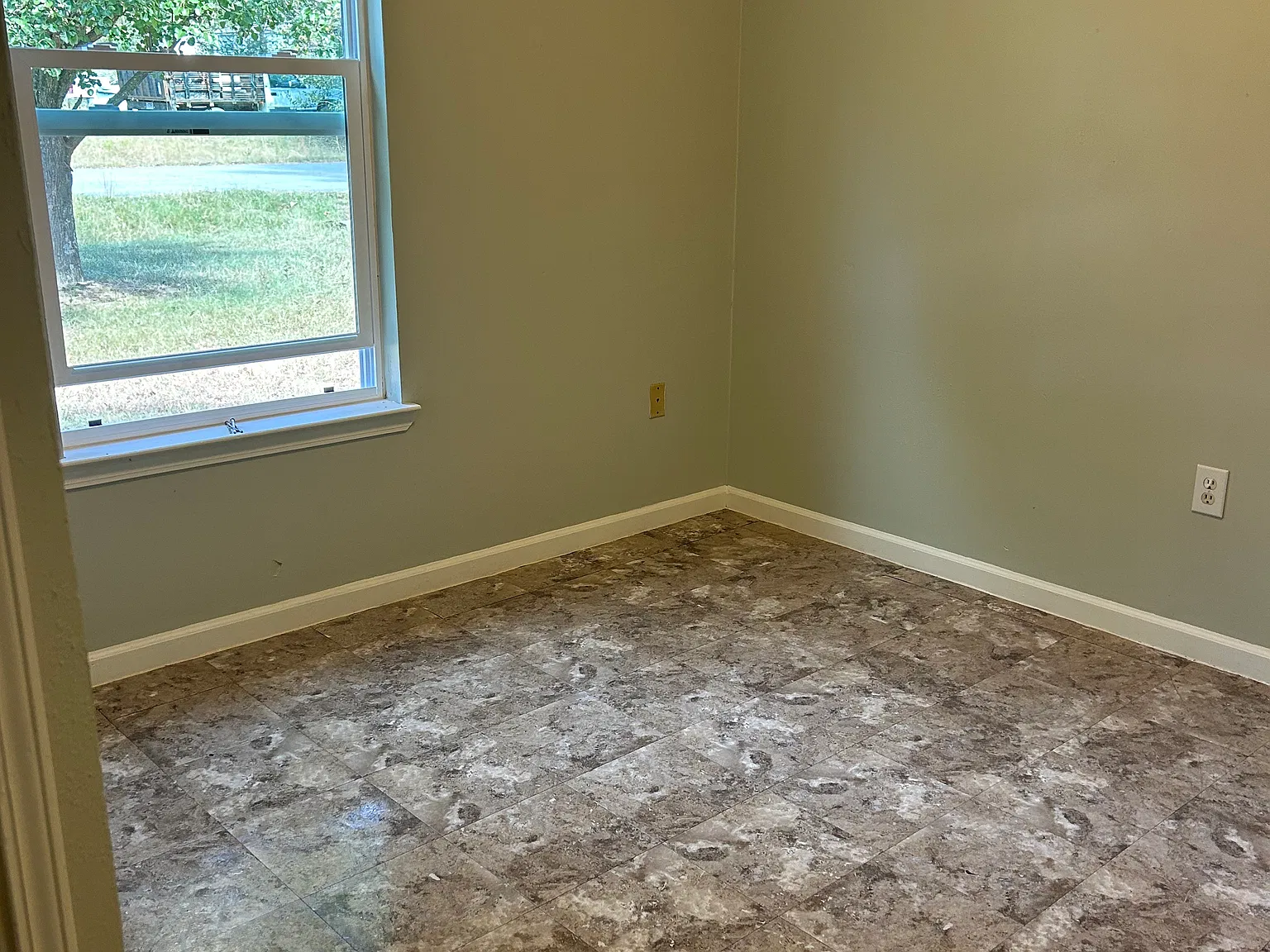 3 bed, 1200 sqft, $1,100 — Photo 4