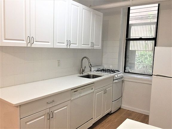 2nd image of 208 E 28th St #G1
