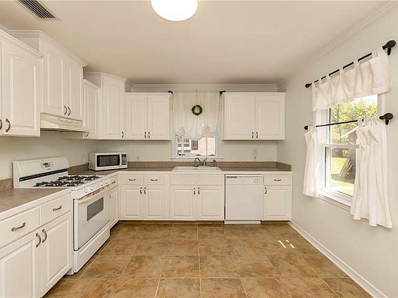 4th image of 2905 Thornhill Dr