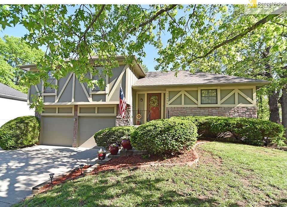 Welcome home to this sparkling, light-filled home!