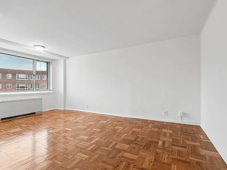 Quebec House Apartments — Photo 25
