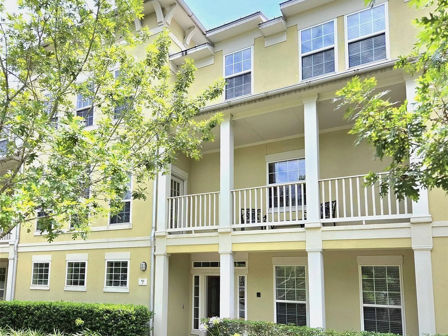 3 bed, 3.5 bath, 2600 sqft, $4,100 — Photo 1