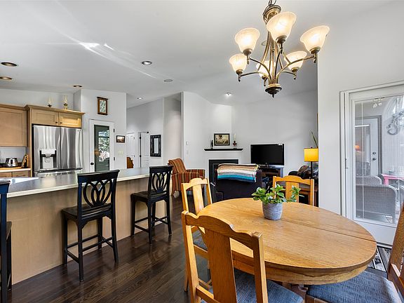 3rd image of 757 Rosewood Cres