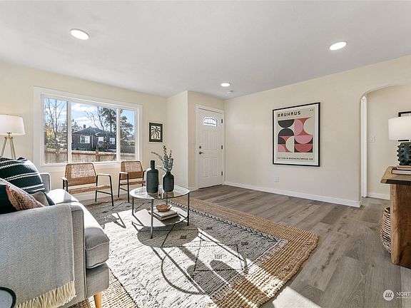 4th image of 2211 E Wright Avenue