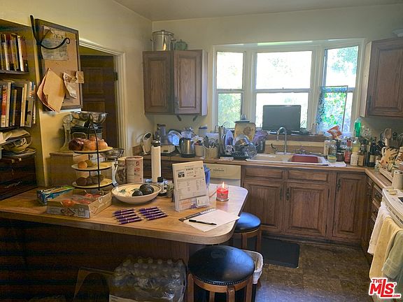 4th image of 2938 Kelton Ave