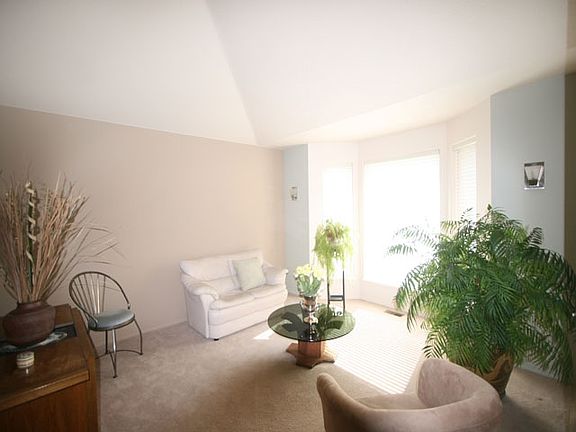 5th image of 403 E Bridlewood Ln