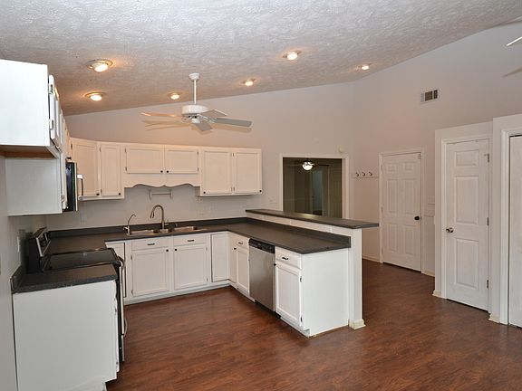 3rd image of 60 Woodwind Dr