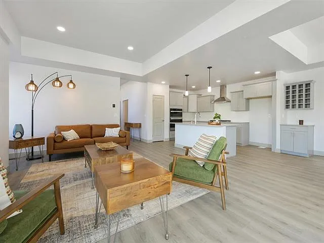3 bed, 2493 sqft, $4,200 — Photo 4