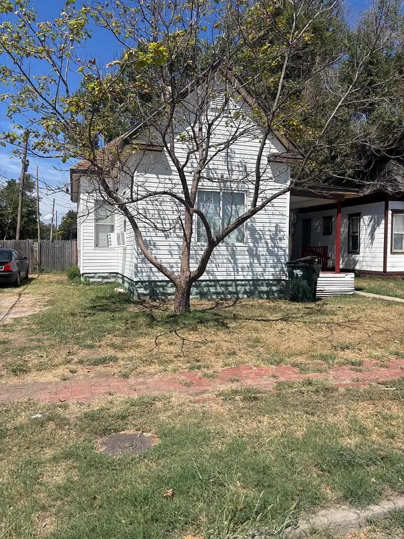 426 E 5th Ave — Photo 2