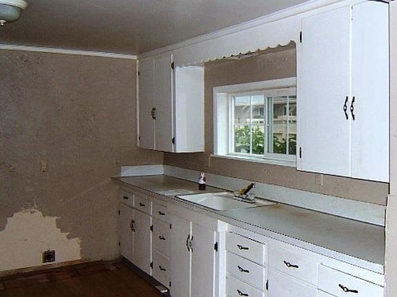 4th image of 1296 NE Keasey St