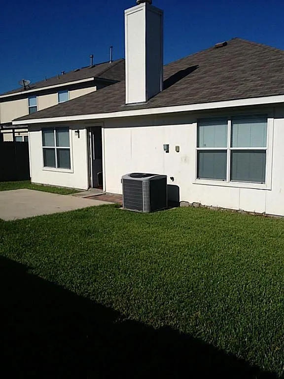 3 bed, 2.0 bath, 1909 sqft, $1,900 — Photo 1